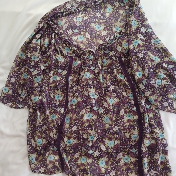 Two beautiful woman's sheer floral print blouses - Picture 5 of 7